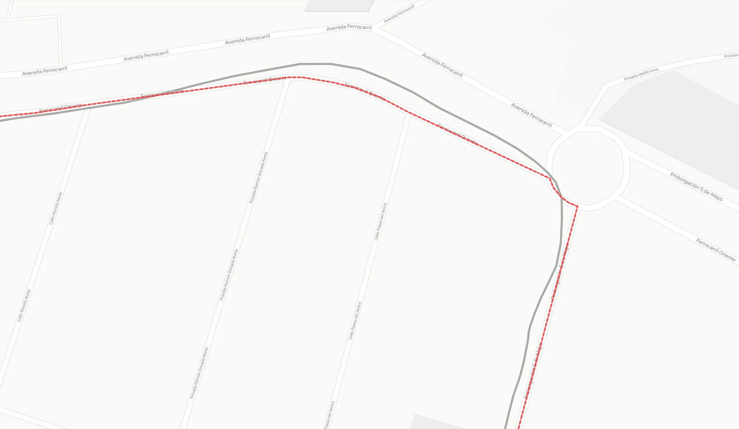 Trazado mapeado con GPS (gris) vs trazado ajustado a la calle (rojo)