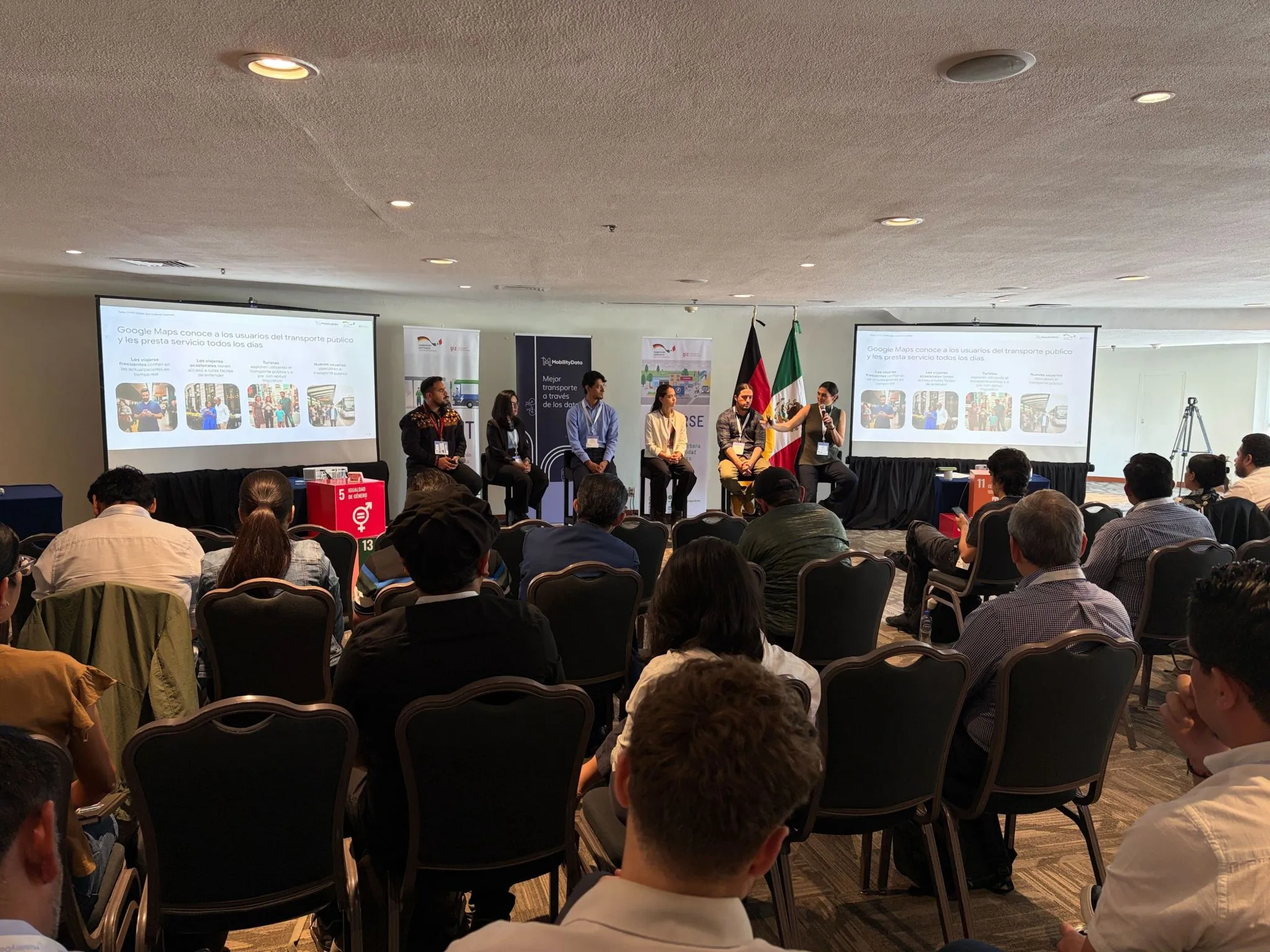 Sesión sobre experiencias reales de implementación. De izquierda a derecha: Jose Manuel Landin (GIZ México), Karen Cruz Hernández (Metrobús CDMX), Abraham Pérez Romo (Gobierno del Estado deAguascalientes), Keila Escamilla (Ayuntamiento de Jilotepec), Óscar Hernández (Codeando México), Ingrid Avilés Ahued (Google). Fotografía: Alejandra García (GIZ México).