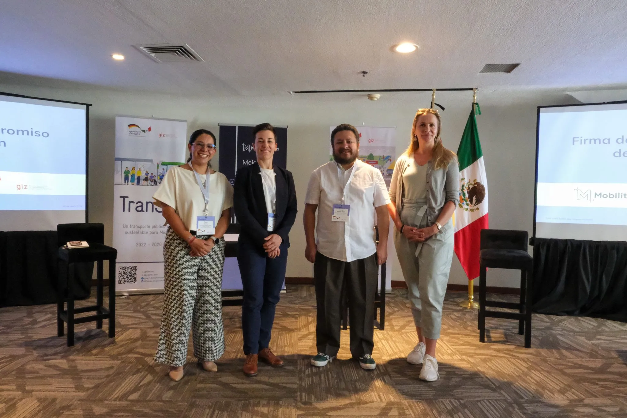 Autoridades. De izquierda a derecha: Paola Gomez (SEDATU), Élisabeth Poirier-Defoy (MobilityData), Irving Morales (ATDT), Johanna Wysluch (GIZ México). Fotografía: Alejandra García (GIZ México).